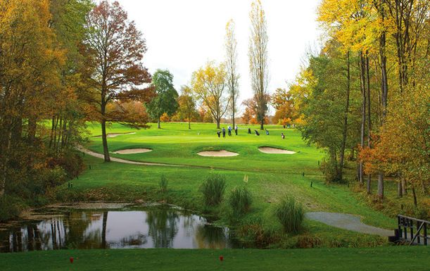 Golf for 2 at Lingfield Park Resort including a Bacon Roll and a Coffee Each